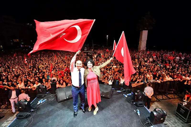 شهردار ازمیر در جشن صد سالگی آرادی ازمیر قرمز